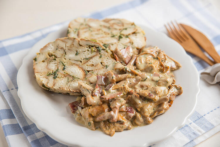 Semmelknödel-Carpaccio mit frischen Pfifferlingen