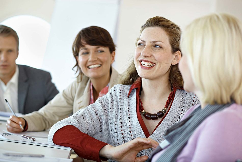 Lachende Frauen an einem Konferenztisch. - Bildnachweis: © wdv / Olaf Georg Hermann Lachende Frauen an einem Konferenztisch.