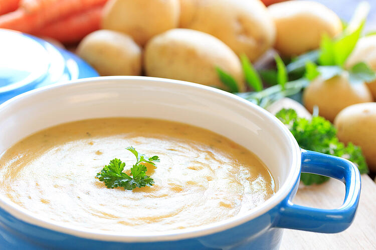 Frühlings-Kartoffelsuppe „gedeckelt“