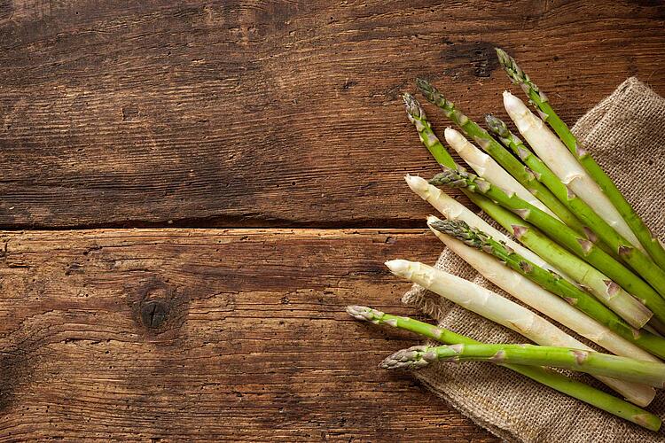 Grüner und weißer Spargel