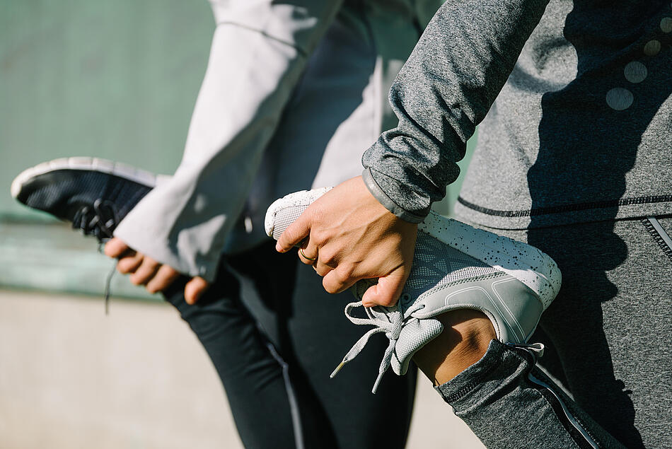 Eine Frau zieht mit der Hand ein Bein zum Po um sich vor dem Laufen zu dehnen. - Bildnachweis: © stock.adobe.com / Dirima Eine Frau zieht mit der Hand ein Bein zum Po um sich vor dem Laufen zu dehnen.