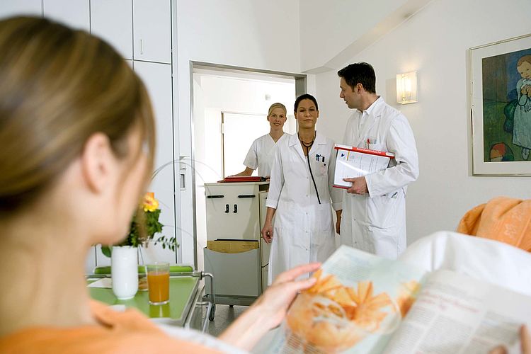 Visite im Krankenhaus am Bett einer Patientin. - Bildnachweis: © wdv / Alex Schwandner Visite im Krankenhaus am Bett einer Patientin.