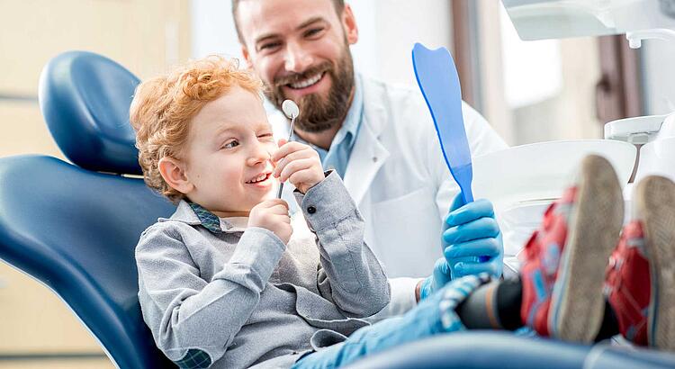 Kleiner Junge beim Zahnarzt.