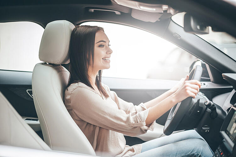 Frau am Steuer eines Autos.