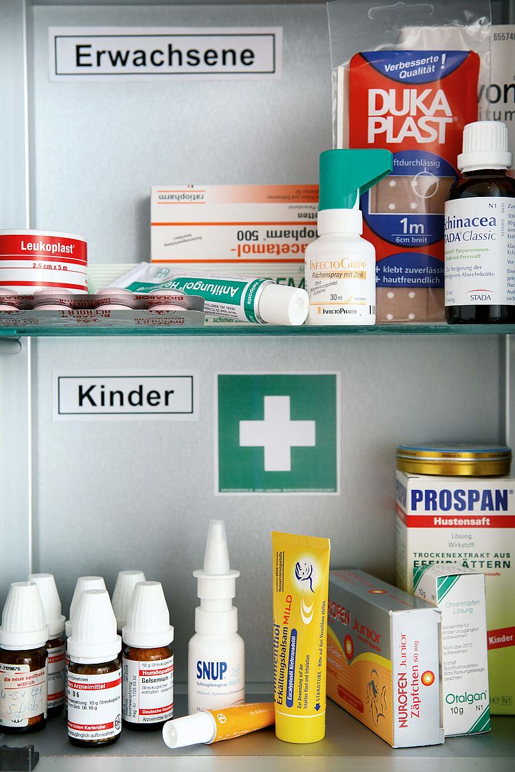 Offener Arzneischrank mit Medikamenten und Verbandsmaterial. - Bildnachweis: © wdv / Oana Szekely Offener Arzneischrank mit Medikamenten und Verbandsmaterial.