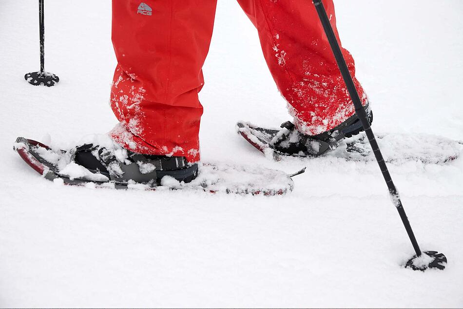 Schneewanderer auf Schneeschuhen, Ausschnitt Beine.