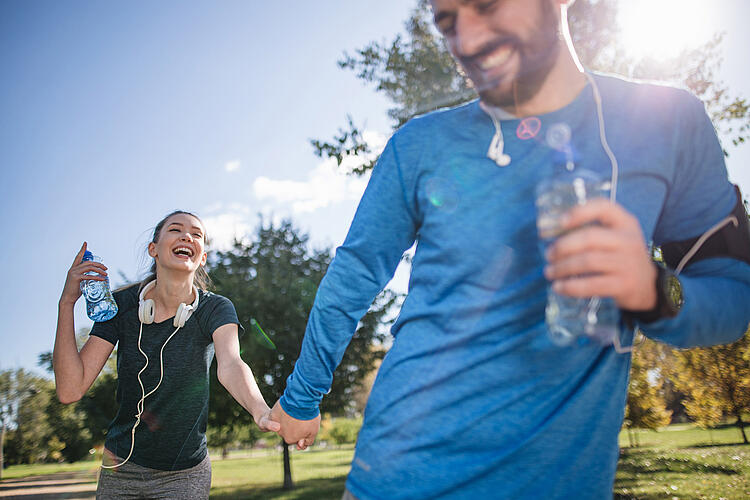 Fröhliches Paar beim Joggen