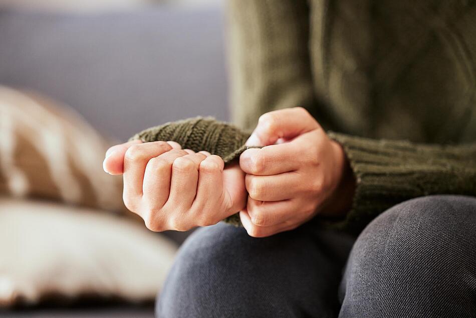 Frau sitzt auf dem Sofa und fühlt sich ängstlich - Bildnachweis: © istockphoto.com / PeopleImages Frau sitzt auf dem Sofa und fühlt sich ängstlich