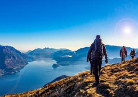 Wanderer auf einem Berg mit Blick auf einen See
