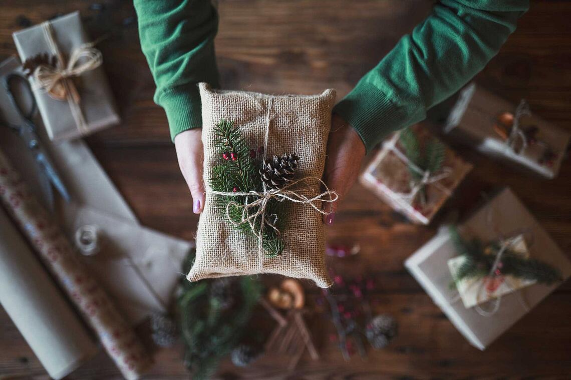 Ein in Jute eingepacktes Weihnachtsgeschenk