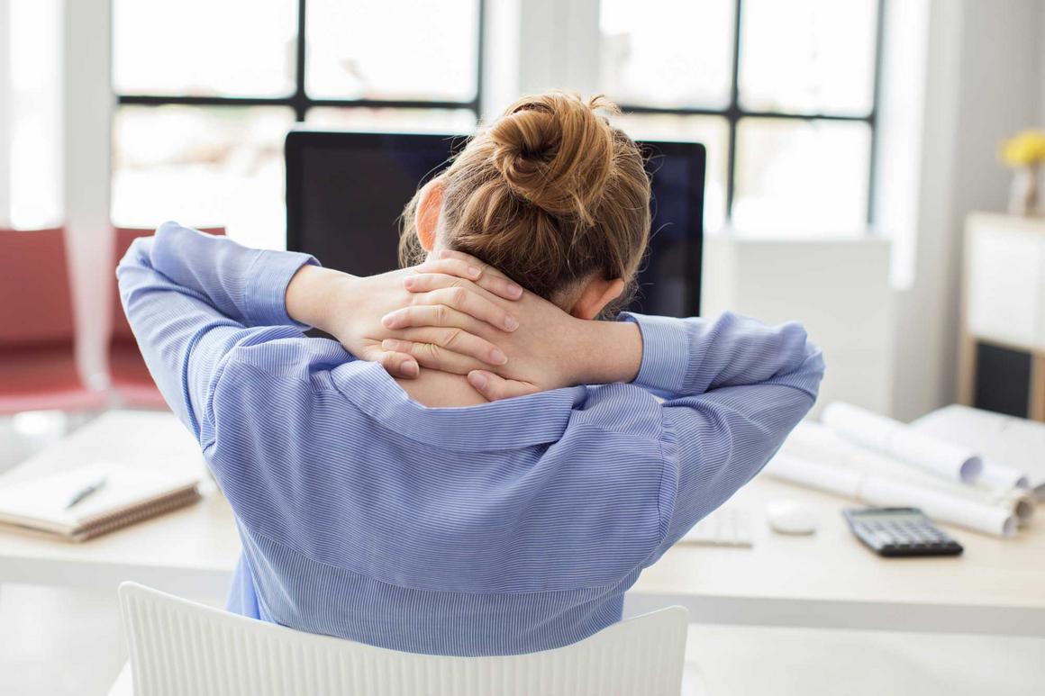 Mini-Workout Nacken-Stretching am Schreibtisch