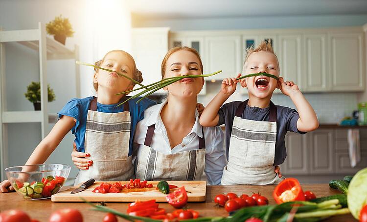 Kinder kochen mit ihrer Mutter