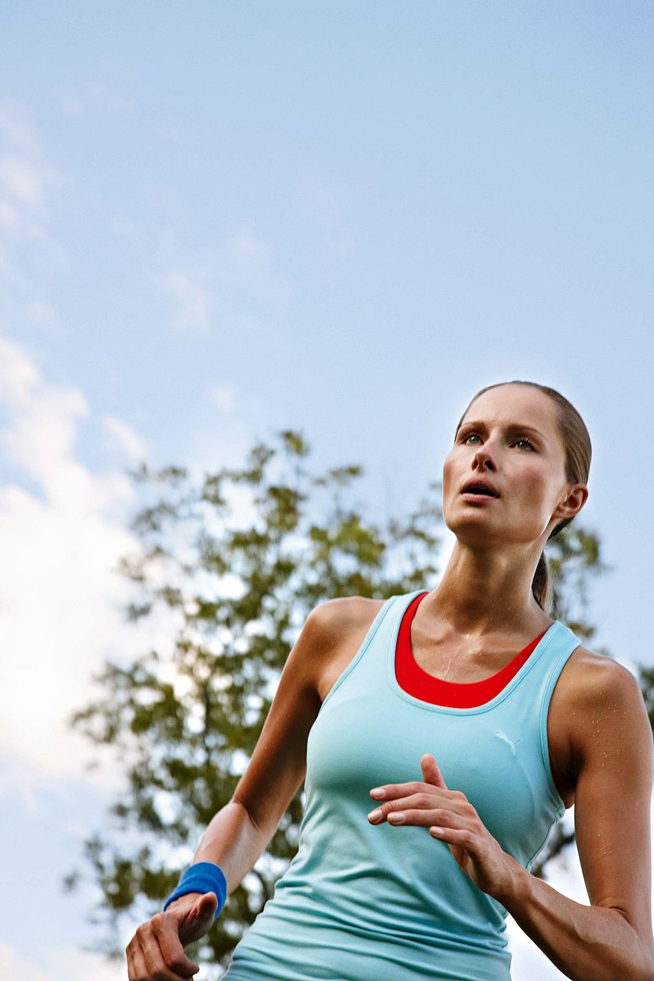 Junge Frau in Sportkleidung beim Joggen draußen. - Bildnachweis: © wdv / Jan Lauer Junge Frau in Sportkleidung beim Joggen draußen.