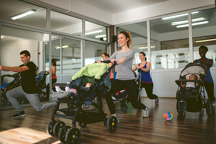 Fitness mit Buggy im Fitnessstudio.