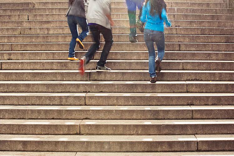 Jugendliche laufen eine Treppe hoch