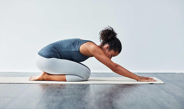 Frau macht Yoga