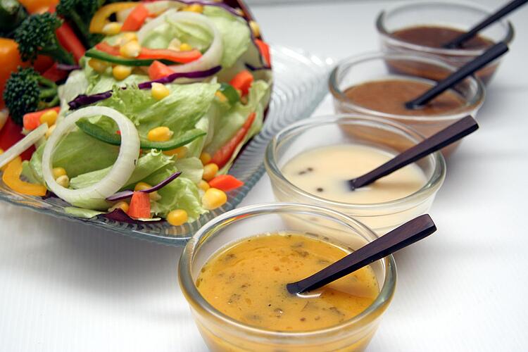 Salat mit verschiedenen Dressings