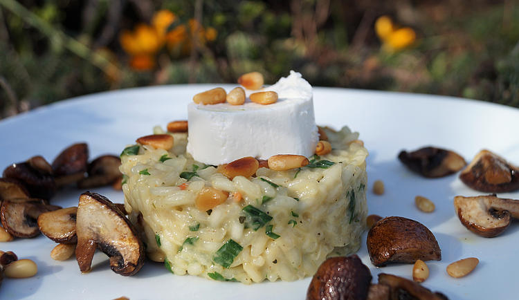 Bärlauch-Risotto mit Ziegenkäse und Pinienkernen