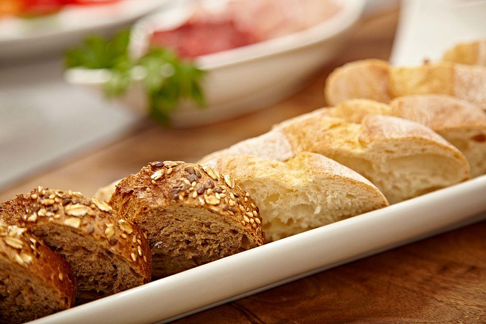 Keramikschale mit Baguettescheiben. - Bildnachweis: © wdv / Jan Lauer Keramikschale mit Baguettescheiben.