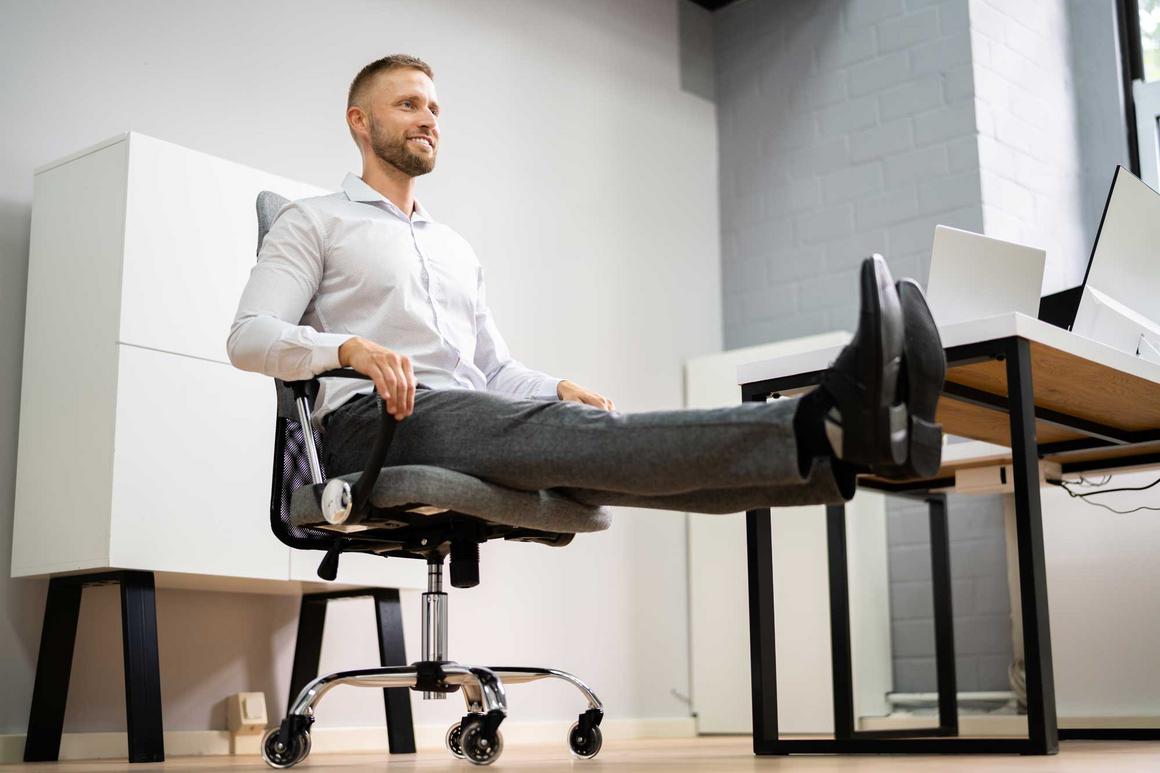 Mini-Workout Beinheben im Büro