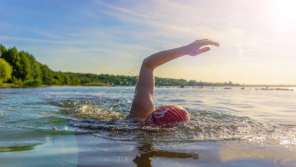 Frau schwimmt im See