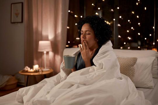 Tee zum Einschlafen: Welche Kräuter wirklich helfen