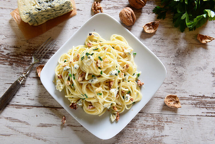 Spaghetti mit Gorgonzola und Austernpilzen in einem Teller.