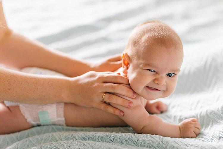 Baby bekommt eine Rückenmassage