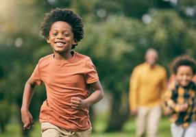 Kinder spielen fangen im Park