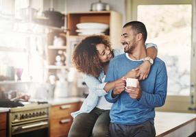 Verliebtes Paar in der Küche