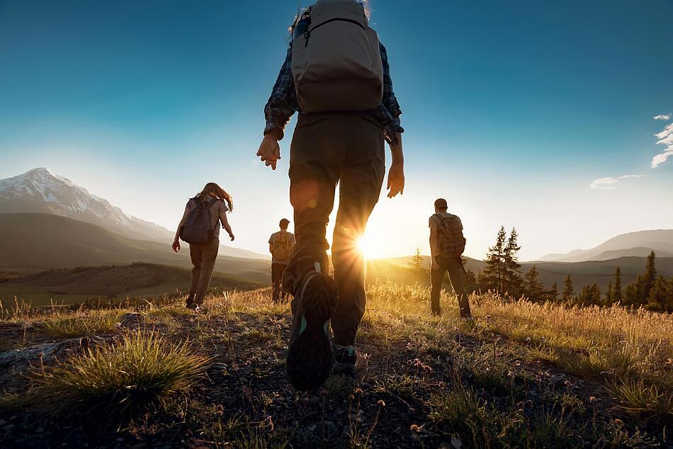 Wanderer bei Sonnenuntergang in den Bergen