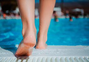 Füße im Schwimmbad