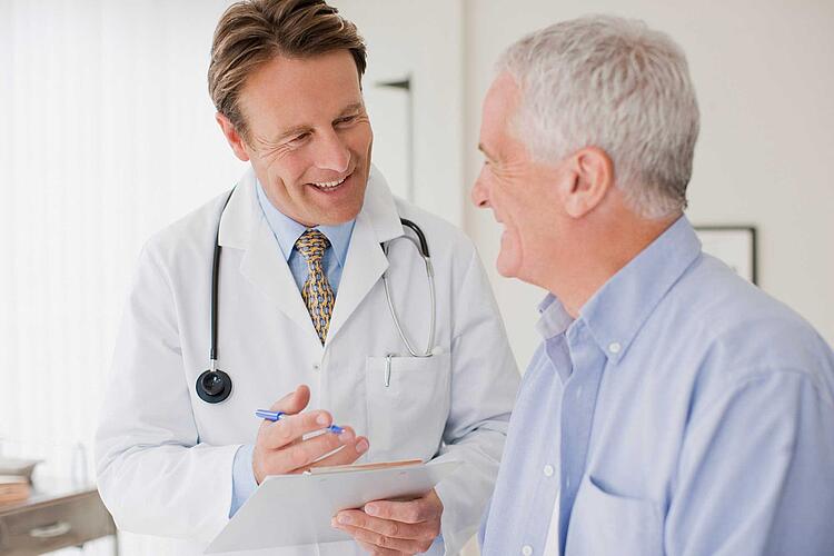 Arzt und Patient im Gespräch.