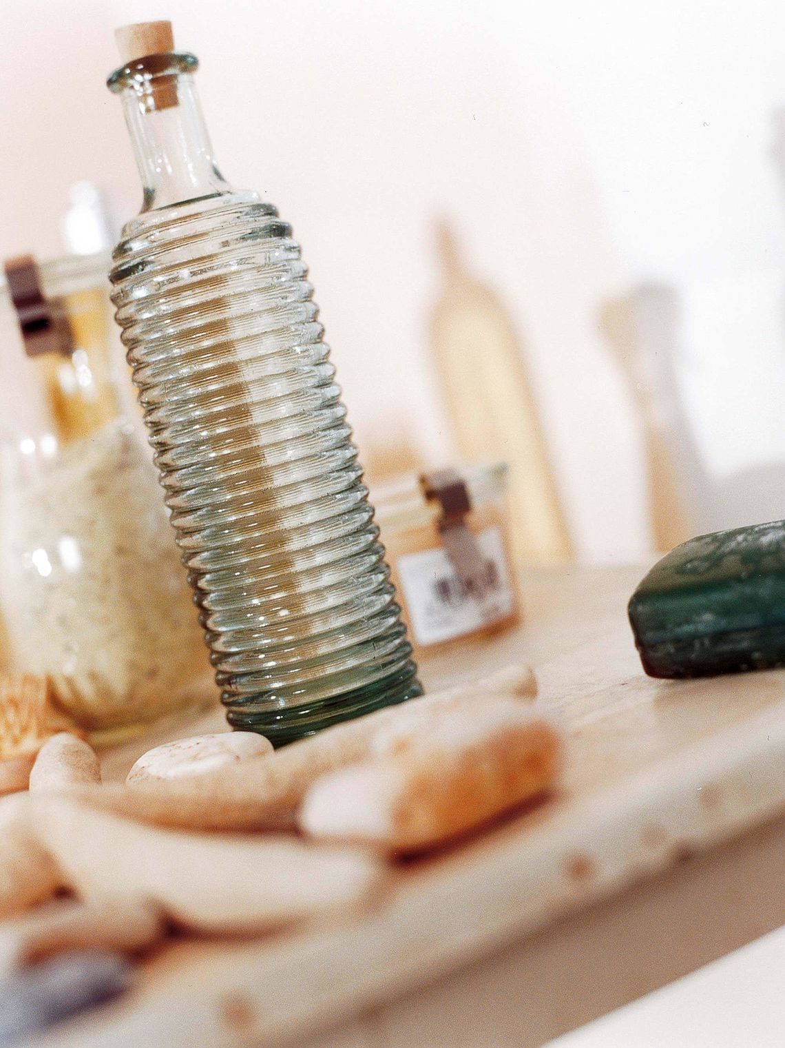 Flasche mit Badeöl und ein Stück Seife. - Bildnachweis: © wdv / Michael Völler Flasche mit Badeöl und ein Stück Seife.
