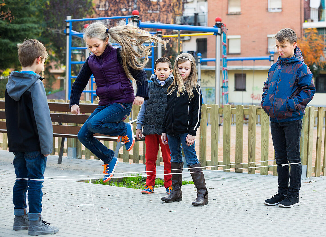 Kinder spielen Gummitwist