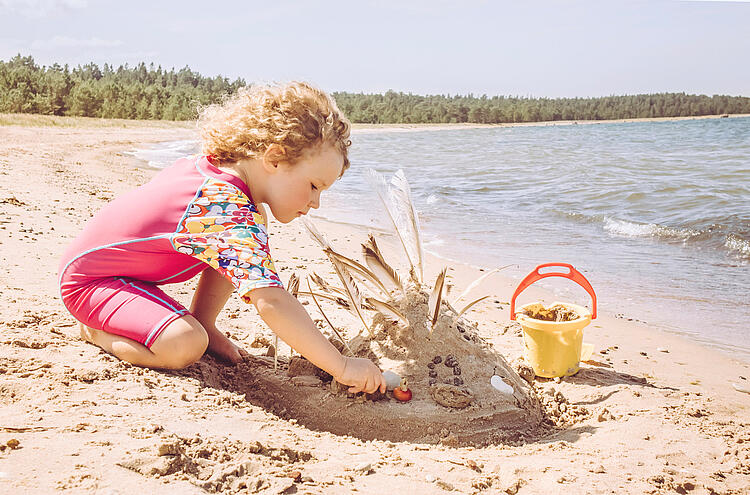 Mädchen spielt am Strand