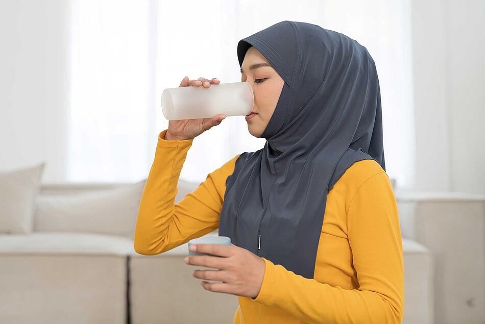 Frau trinkt ein Glas Wasser