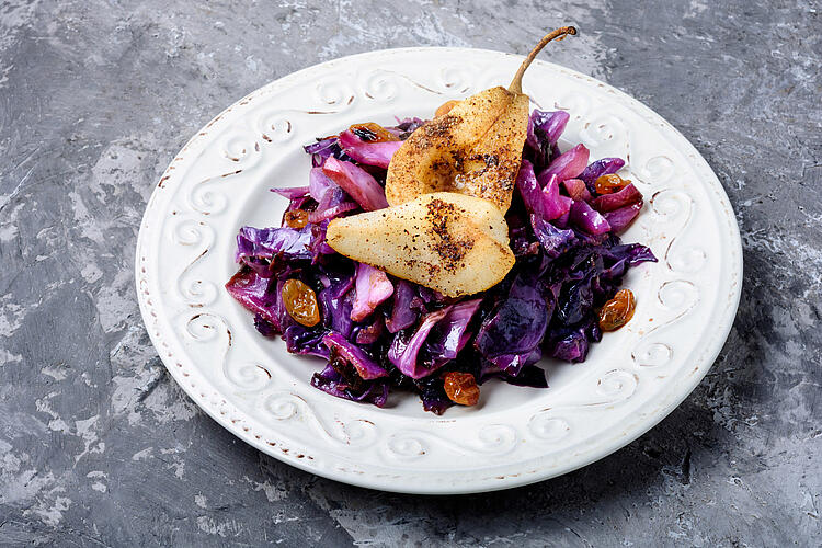 Birnen auf Rohkostsalat mit Rosinen.