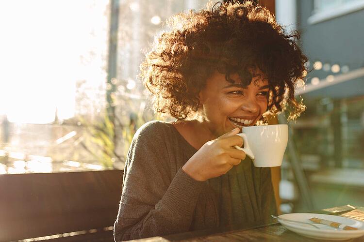 Junge Frau trinkt einen Kaffee