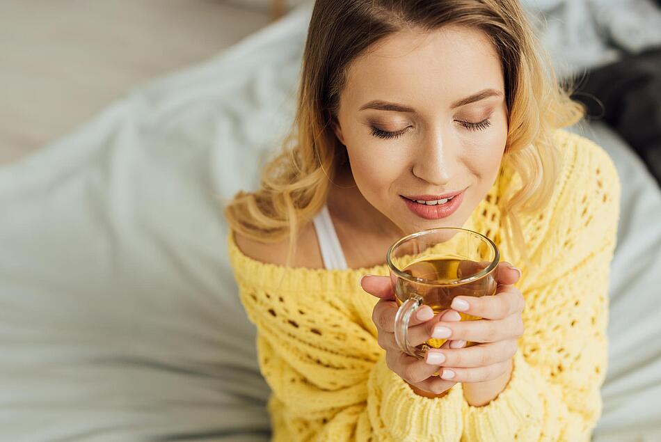 Frau hält eine Tasse Tee in den Händen