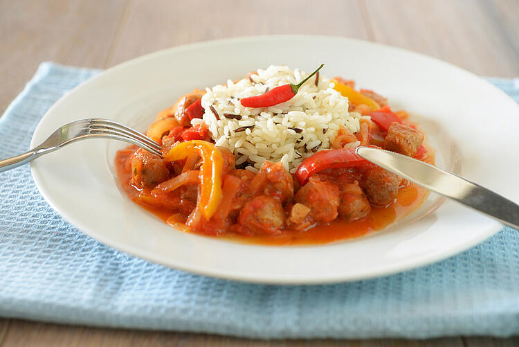 Soja-Gulasch mit Reis und Paprika.