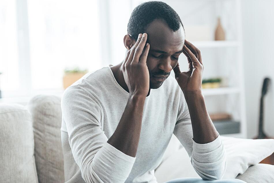 Mann stützt Kopf in die Hände - Bildnachweis: © istockphoto.com / g-stockstudio Mann stützt Kopf in die Hände