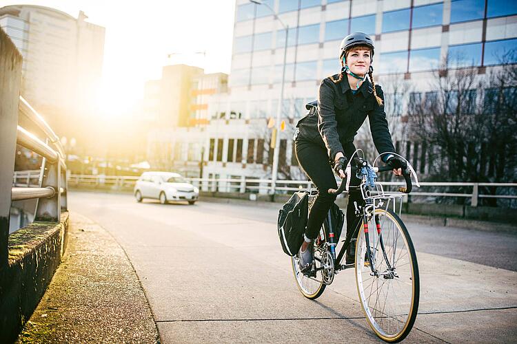 Radfahrerin in der Stadt.