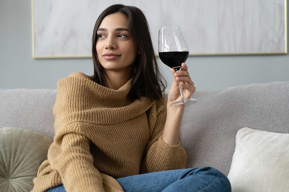 Frau trinkt ein Glas Rotwein