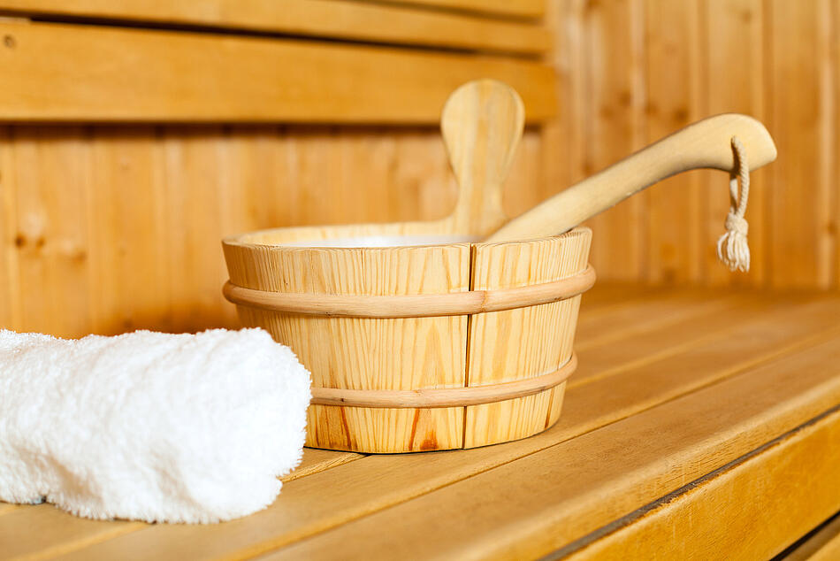 Aufgusseimer und Kelle in einer Sauna