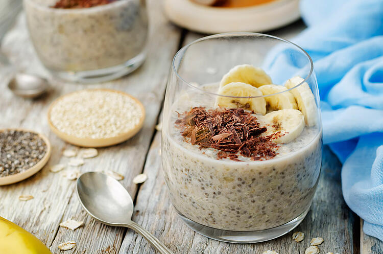 Overnight Oats mit Chiasamen und Banane.