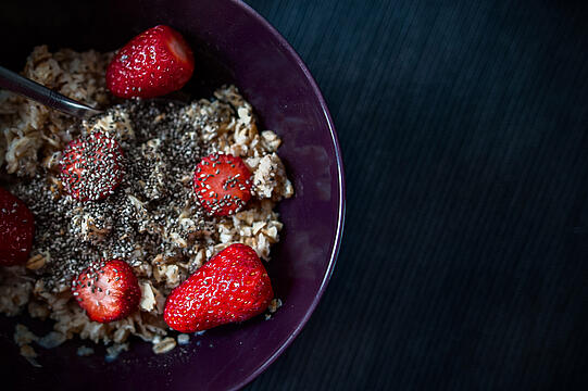 Chia-Porridge mit Erdbeeren