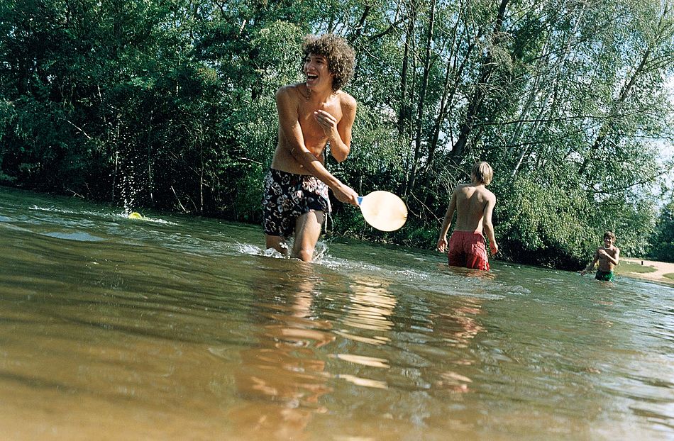 Junge Männer beim Ballspielen an einem Badesee. - Bildnachweis: © wdv / Michael Völler Junge Männer beim Ballspielen an einem Badesee.