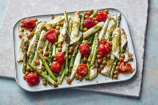 Gebackener Spargel mit Tomaten und Pesto