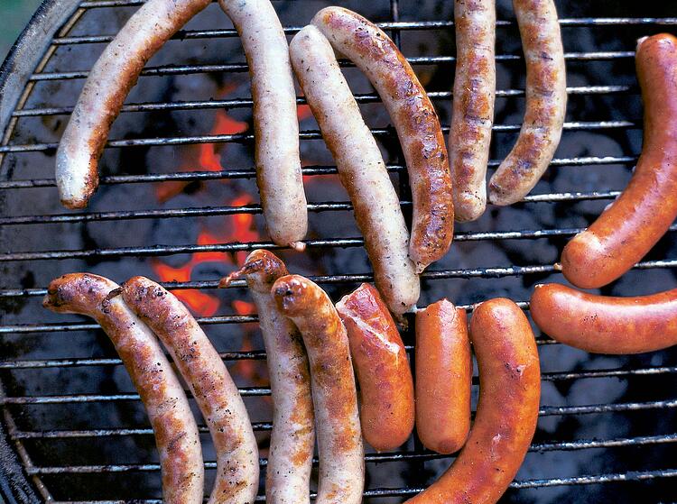 Bratwürste auf einem Holzkohlengrill.